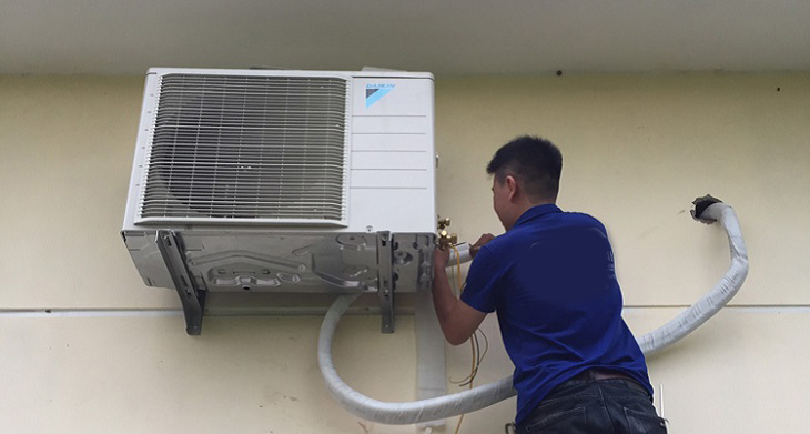Ống thoát nước máy lạnh bị vỡ Ống thoát nước máy lạnh bị vỡ