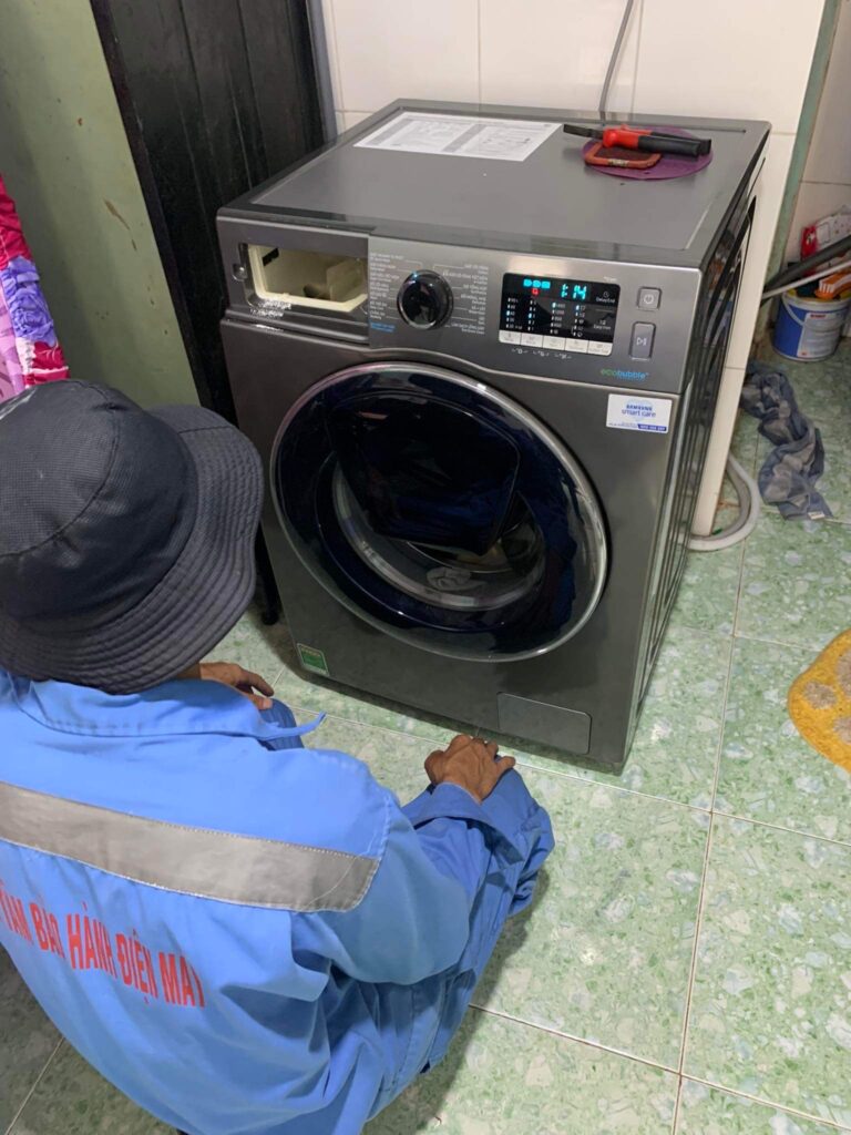ve-sinh-may-giat-tai-hoc-mon